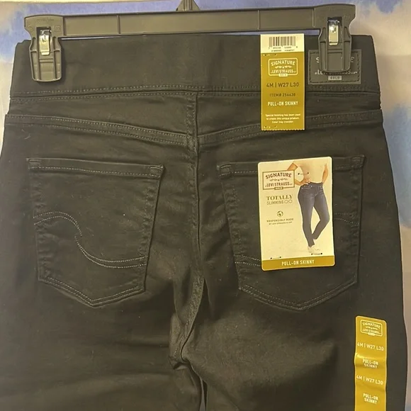 - Brand new with tags Woman’s Signature by Levi Strauss pull-on skinny. - Picture 9 of 15